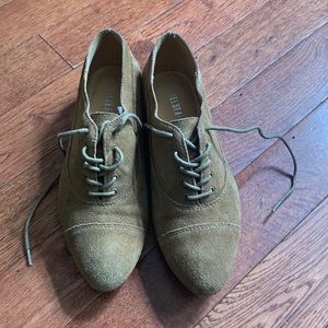 Chelsea Crew tan laced shoe